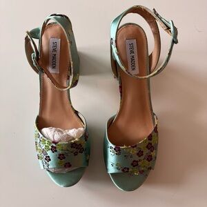 Steve Madden Women’s “Floral Multi Tickle” size 10
